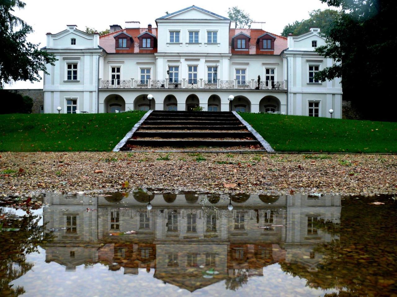 Hôtel Dwor Zbozenna à Przysucha Extérieur photo